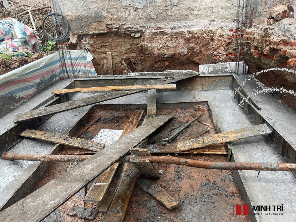 Bảo dưỡng bê tông móng băng sau khi đổ
