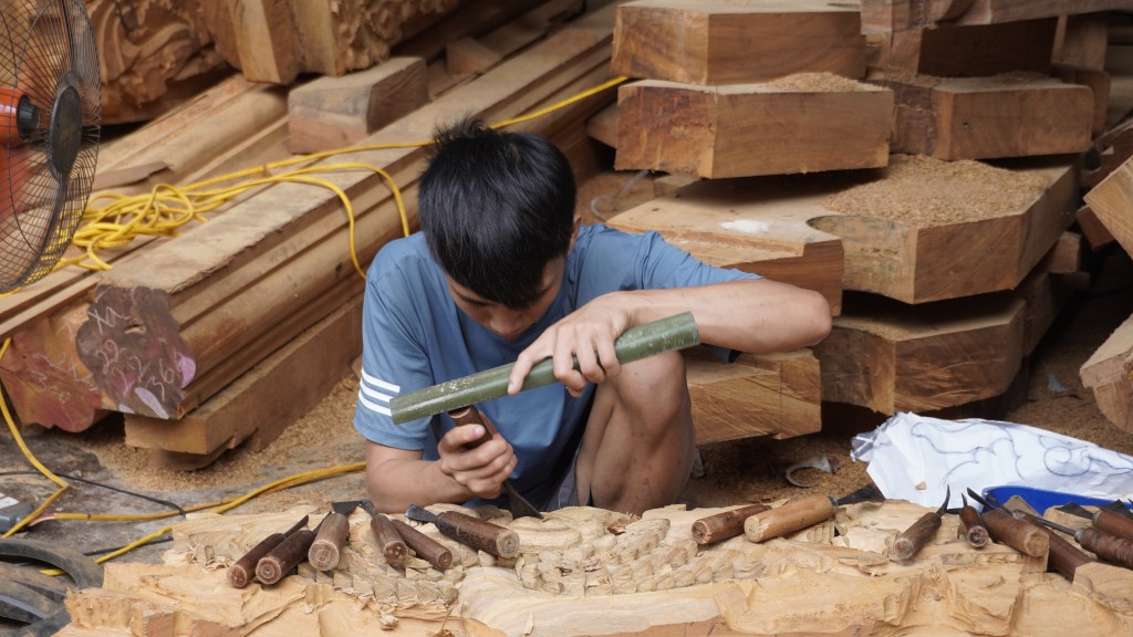 Gia công chế tạo cột cái cho nhà gỗ cổ truyền