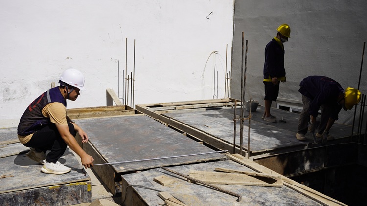 10 Ghép cốp pha sàn tầng 02