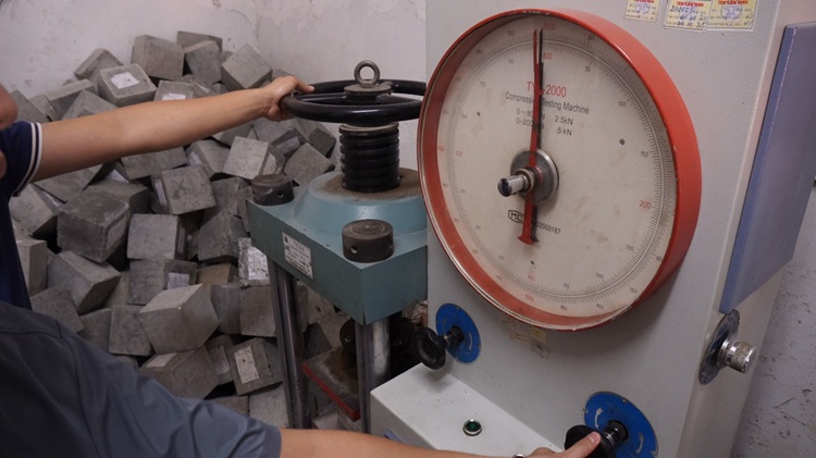 25 Kết quả nén ép được thể hiện trên đồng hồ