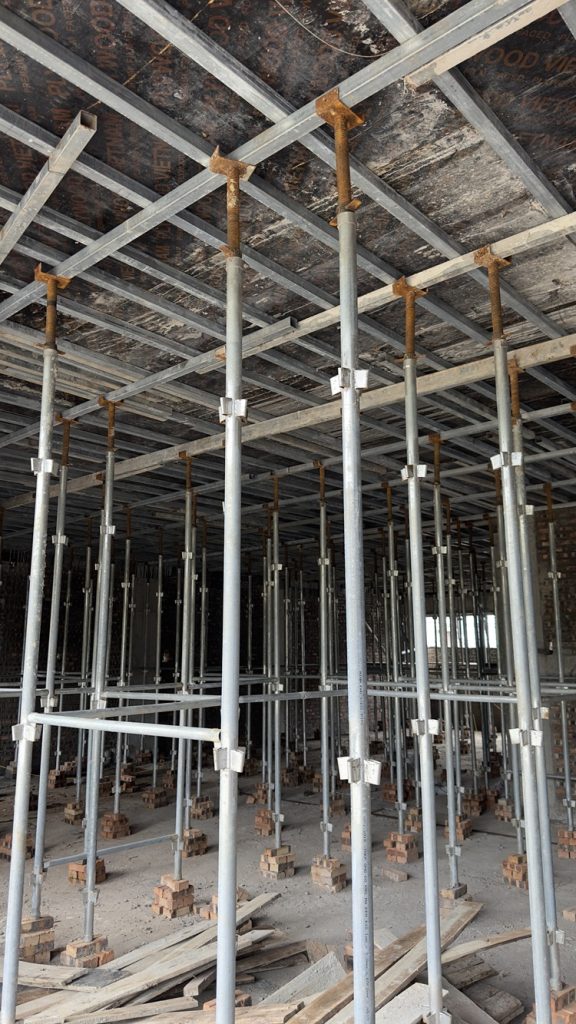 6 Thi công ghép cốp pha sàn tầng 02