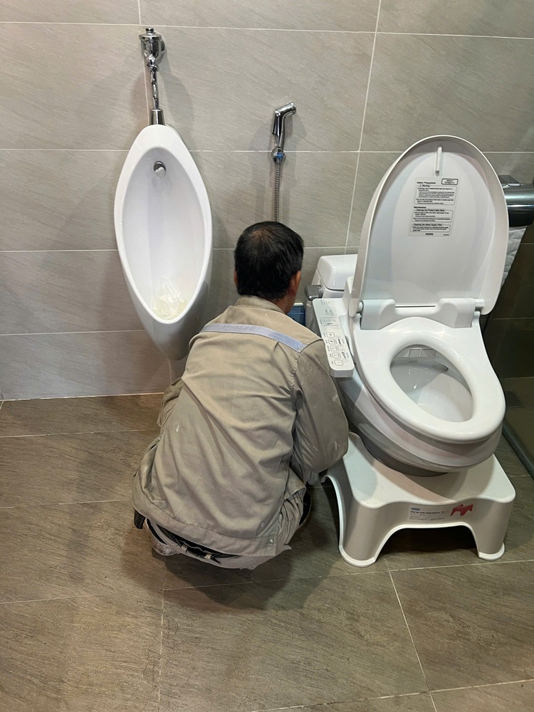 8 tháo dỡ thiết bị vệ sinh