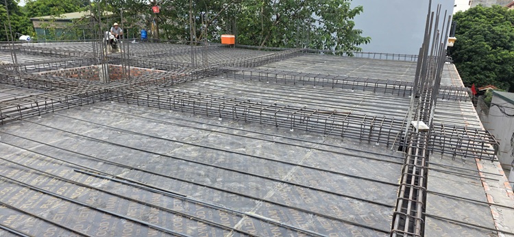 9 Thi công gia công lắp đặt cốt thép sàn tầng 02